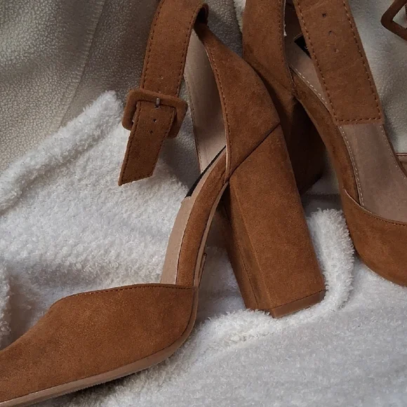 Elegant Tan Suede Block Heel Sandals - Picture 2 of 7